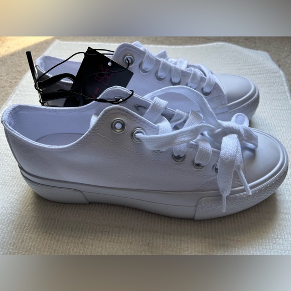 No Boundaries white sneakers - Picture 2 of 4